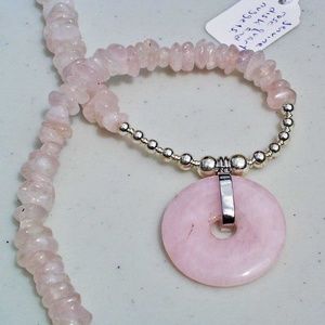 NECKLACE, ROSE QUARTZ DONUT GEMSTONE WITH ROSE QUARTZ NUGGETS AND SILVER TONE